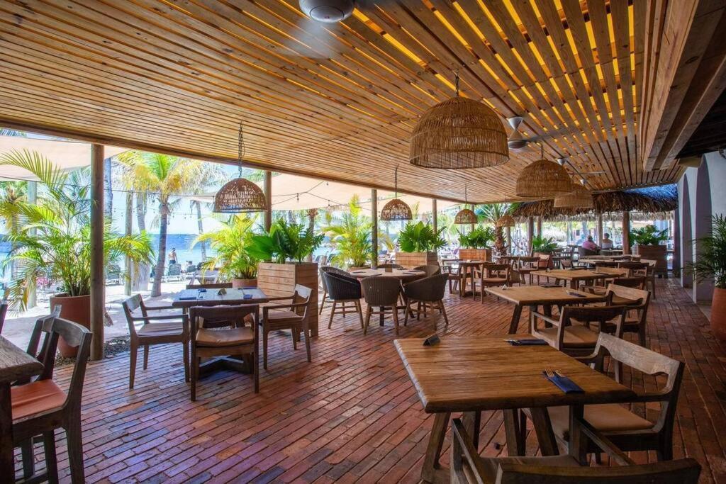 Blue Emerald Beachfront Blessing Willemstad Buitenkant foto